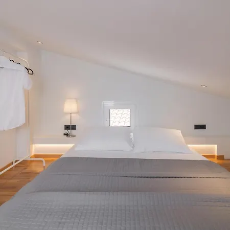Appartement Minimal Loft With Sea View Over Harbor!