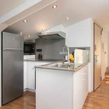 Minimal Loft With Sea View Over Harbor! Appartement