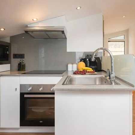 Minimal Loft With Sea View Over Harbor! דירה זקינטוס טאון