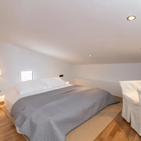 Minimal Loft With Sea View Over Harbor! זקינטוס טאון